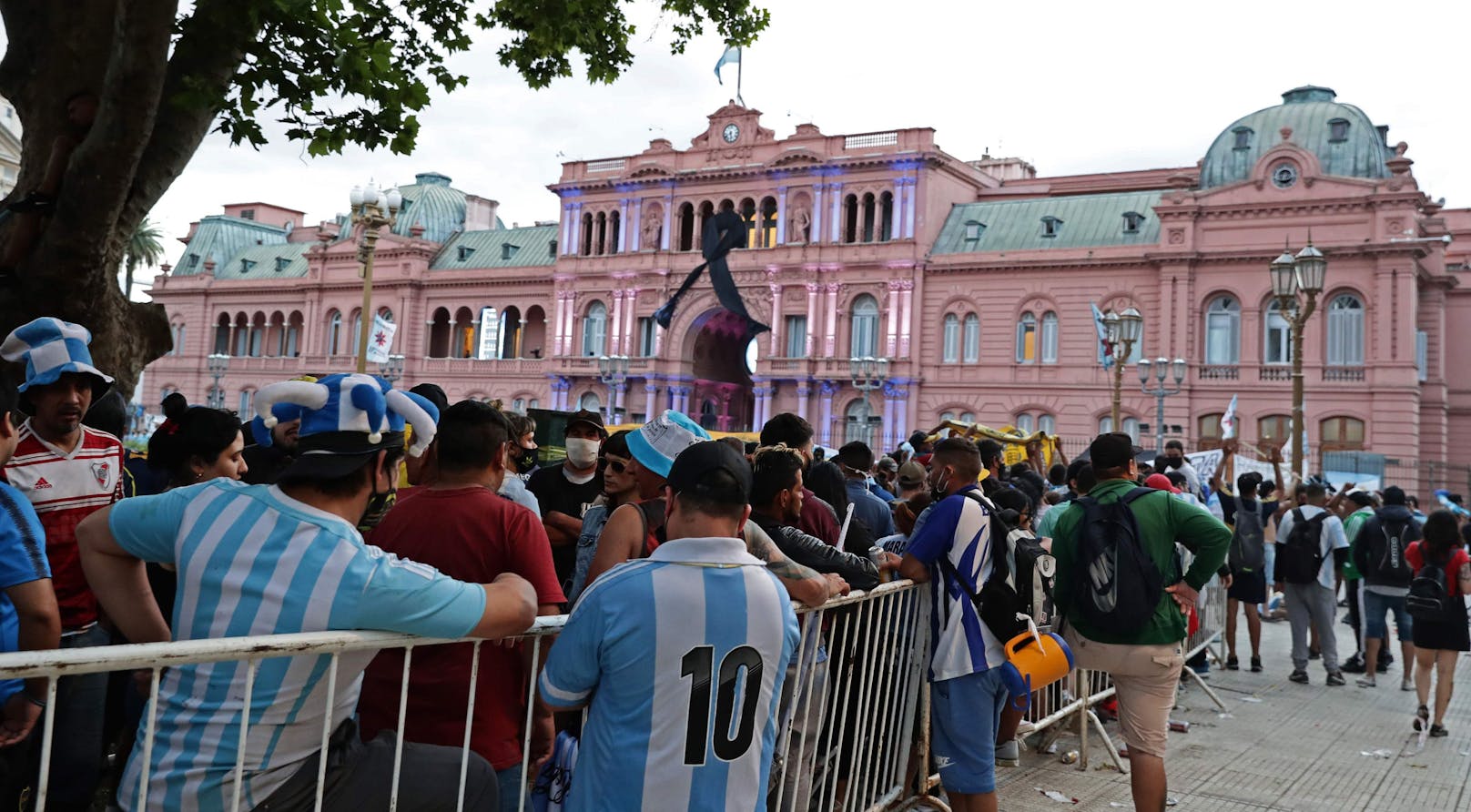 Fan-Tumulte bei der Verabschiedung von Diego Maradona. 