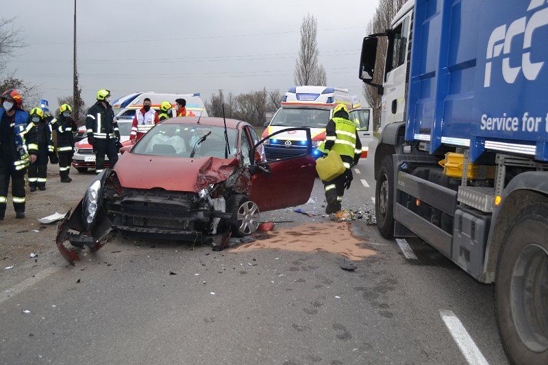Die Feuerwehr nach dem schweren Unfall im Einsatz.
