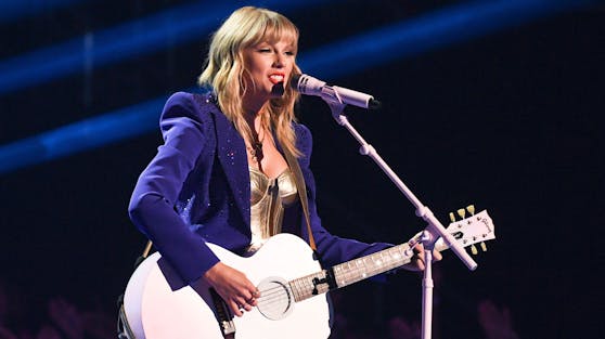 In ihrem neuen Konzertfilm plaudert Superstar Taylor Swift über bislang unbekannte Details, wie ihr "Folklore"-Album entstanden ist.