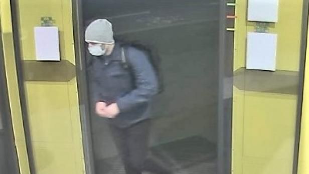 Die Polizei sucht diesen Mann.
