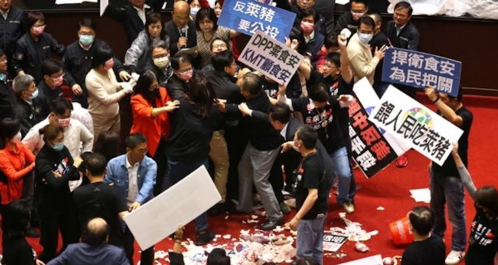 Abgeordnete der größten Oppositionspartei Kuomintang (KMT) warfen aus Protest Schweineinnereien auf andere Parlamentarier. 