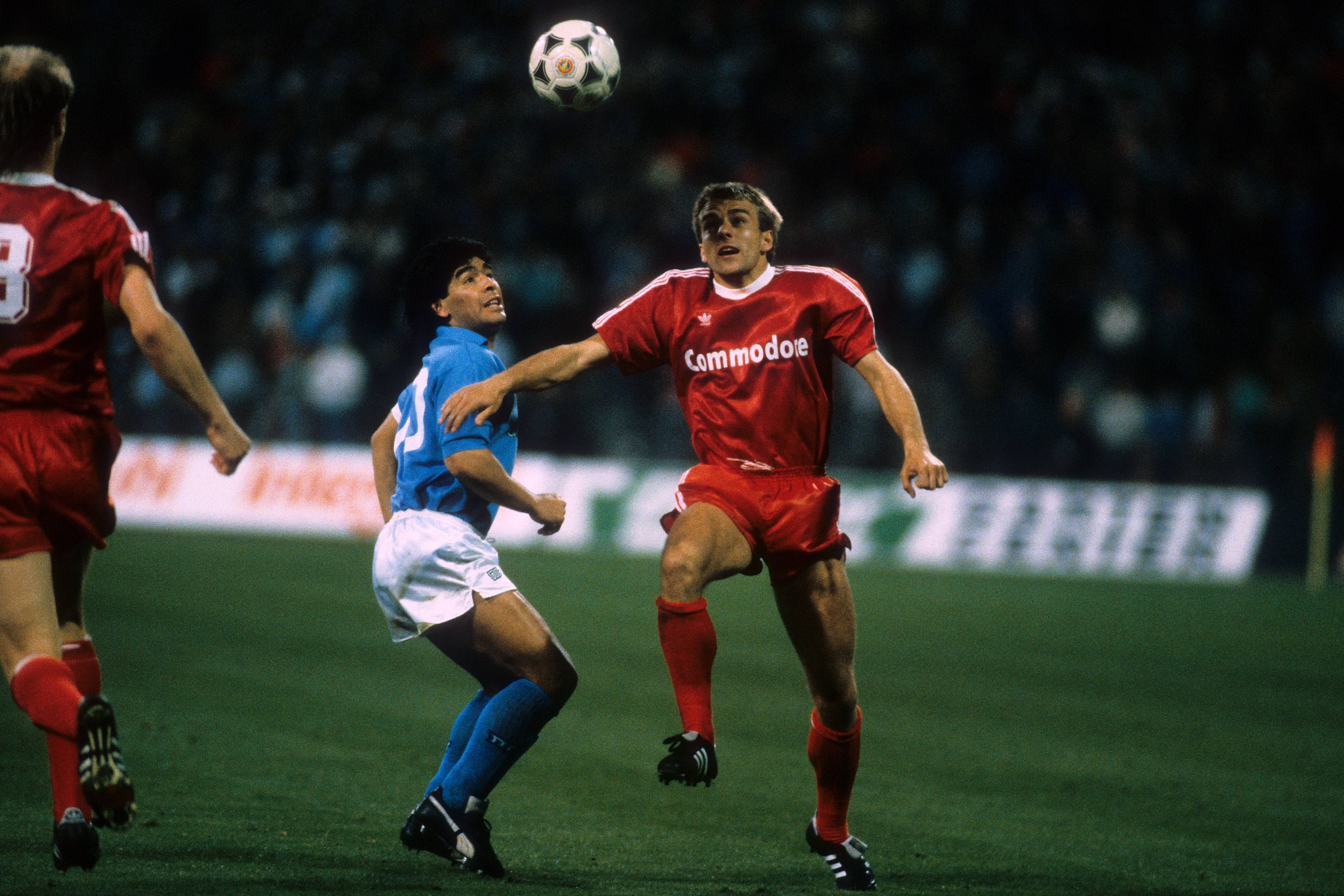 Diego Maradona hier gegen den heutigen Bayern-Trainer Hansi Flick