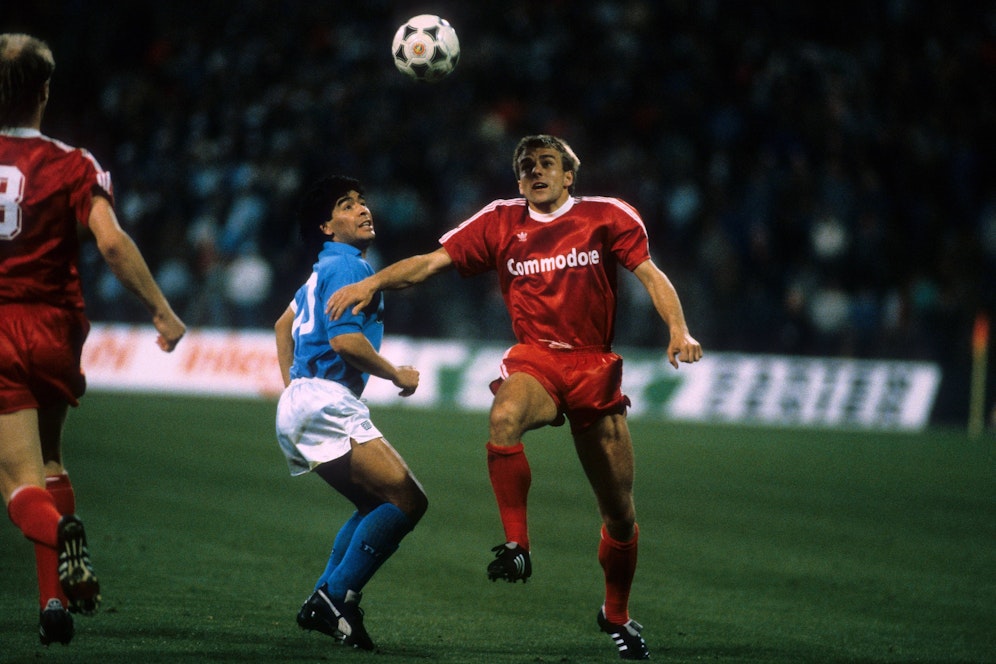 Diego Maradona hier gegen den heutigen Bayern-Trainer Hansi Flick
