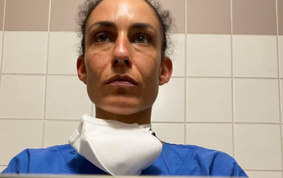 Eine Krankenschwester berichtet, wie es in den Krankenhäusern nun zugeht.