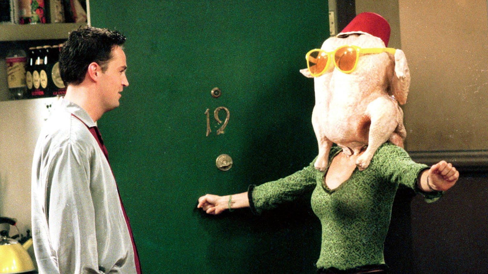 Die legendäre Thanksgiving-Szene aus "Friends": Monica (Courteney Cox) tanzt für Chandler (Matthew Perry, li.) mit einem Truthahn auf dem Kopf.