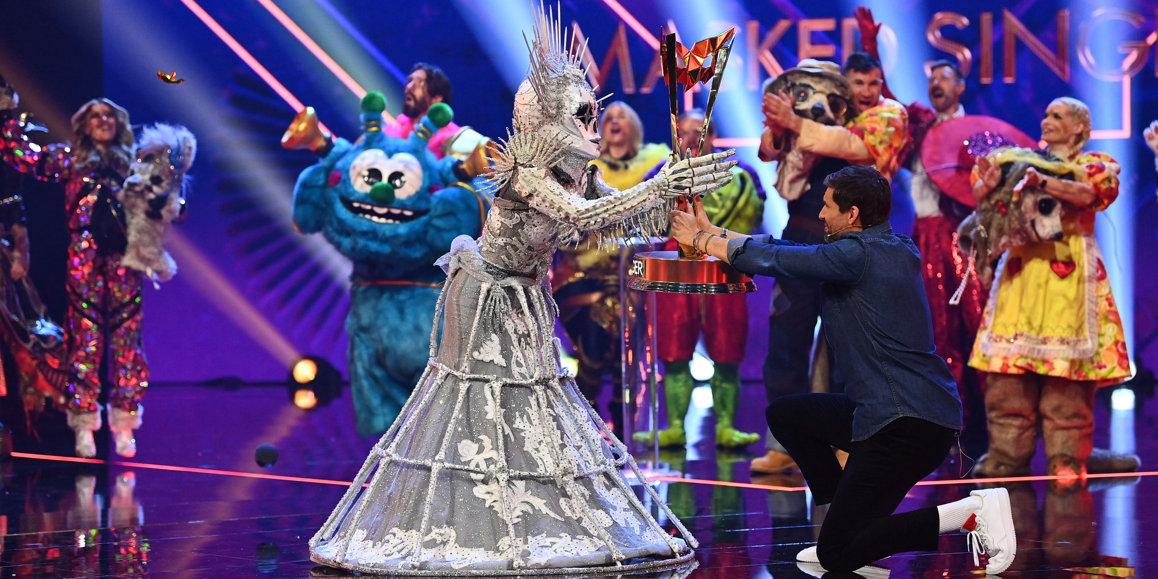 Sarah Lombardi nimmt ihre Trophäe im "Masked Singer"-Finale entgegen.