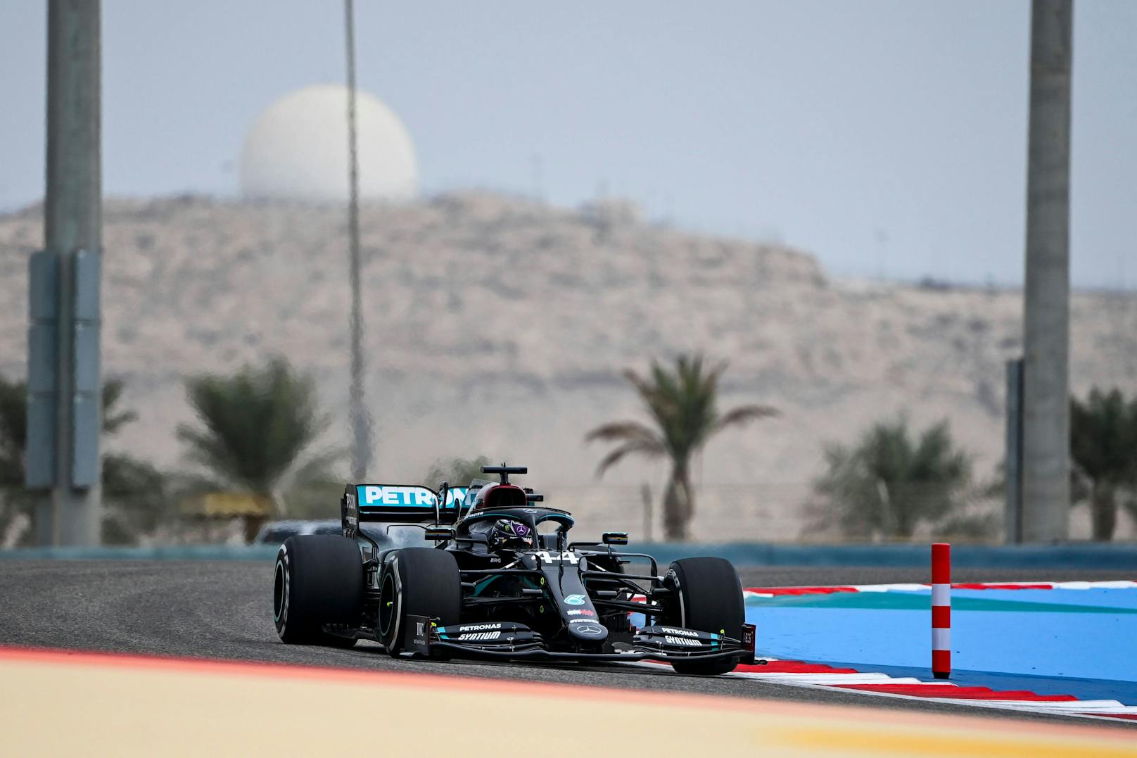 Lewis Hamilton fährt im ersten Training von Bahrain die Bestzeit. 