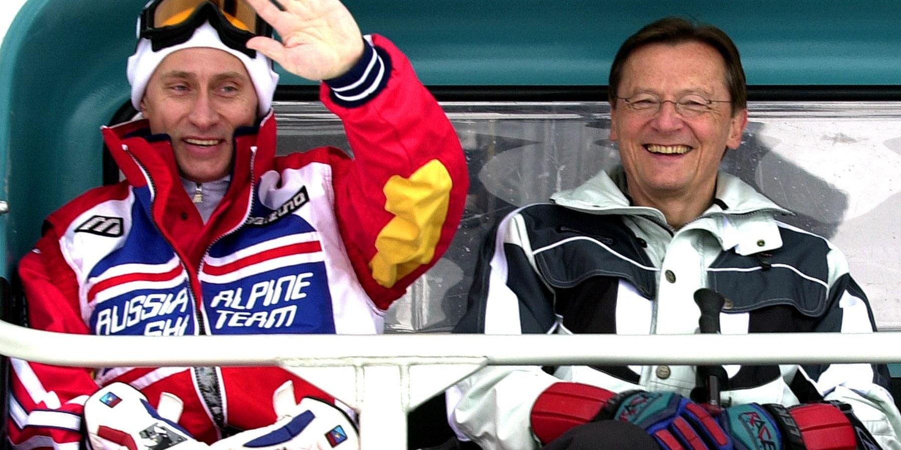Der russische Präsident Wladimir Putin und Österreichs Bundeskanzler Wolfgang Schüssel beim Liftfahren am 10. Februar 2001 in St. Christoph am Arlberg.