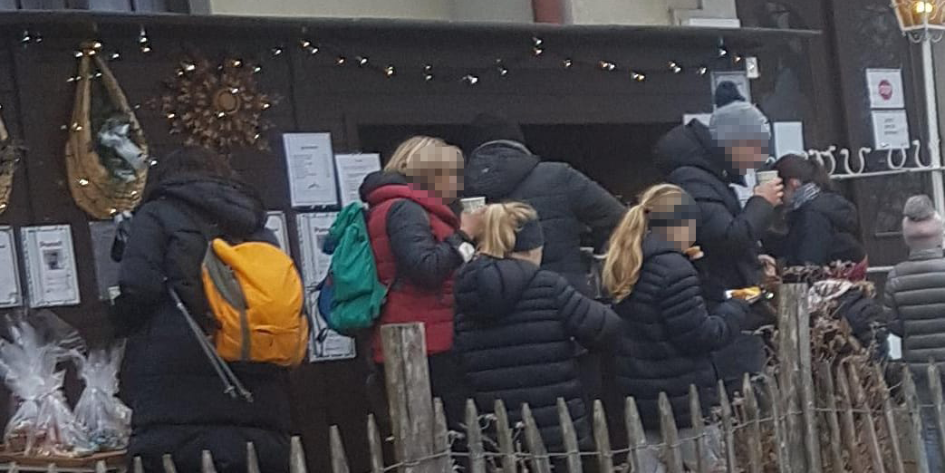 Besucher nahmen die Speisen und Getränken direkt vor dem Stand zu sich.