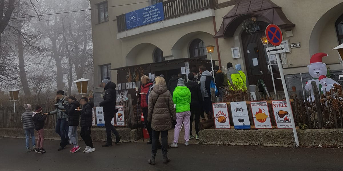 Der Andrang vor der Punschhütte war am Samstag groß
