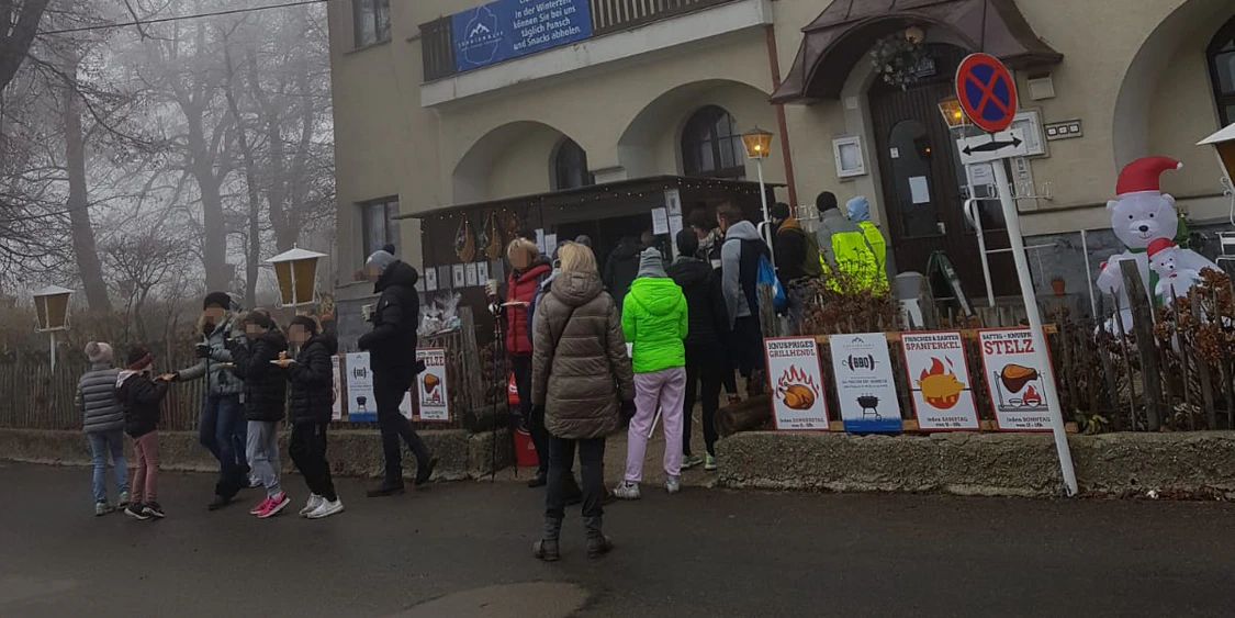 Der Andrang vor der Punschhütte war am Samstag groß
