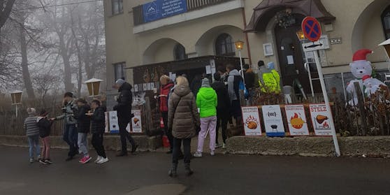 Der Andrang vor der Punschhütte war am Samstag groß