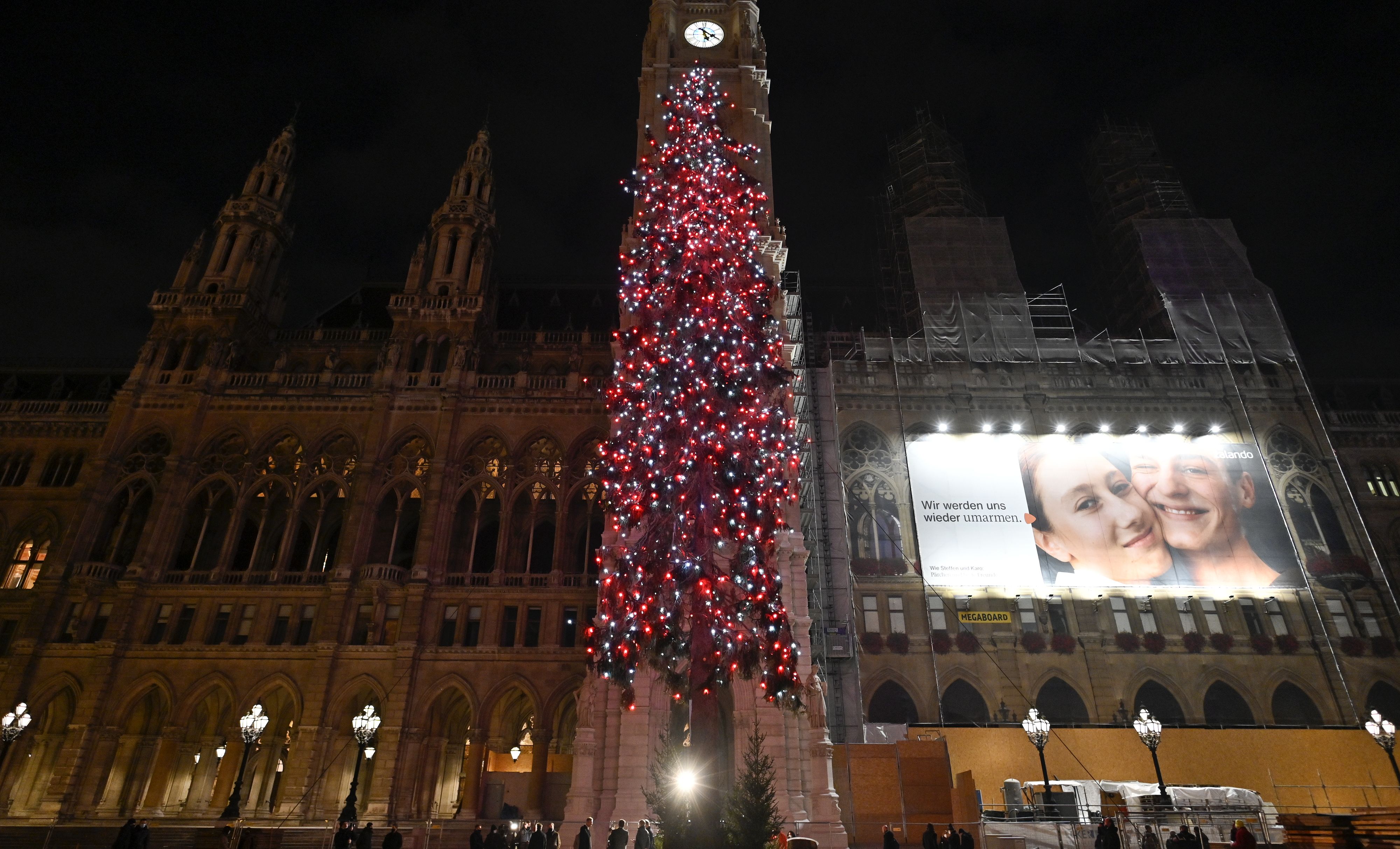 Per Knopfdruck wurden um 17 Uhr die 2.000 montierten LED-Lichter eingeschaltet.