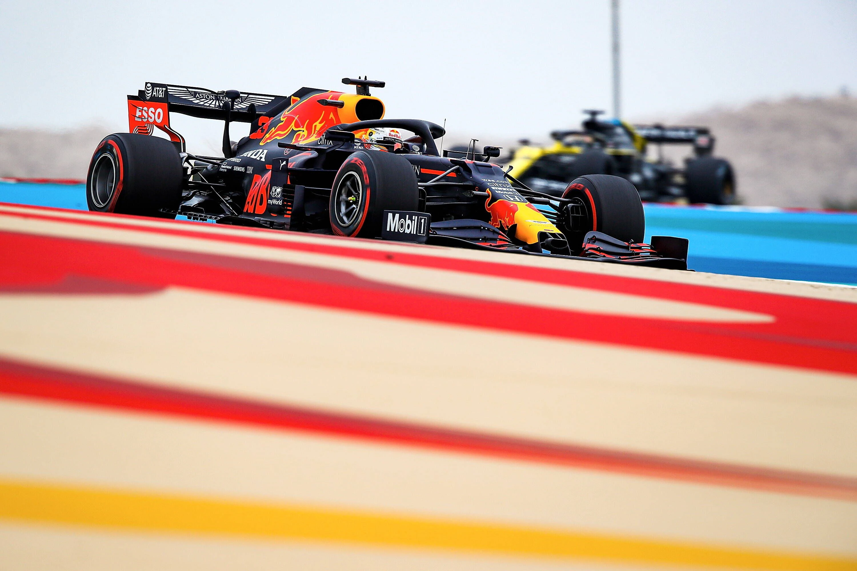Max Verstappen zeigt in Bahrain auf. 