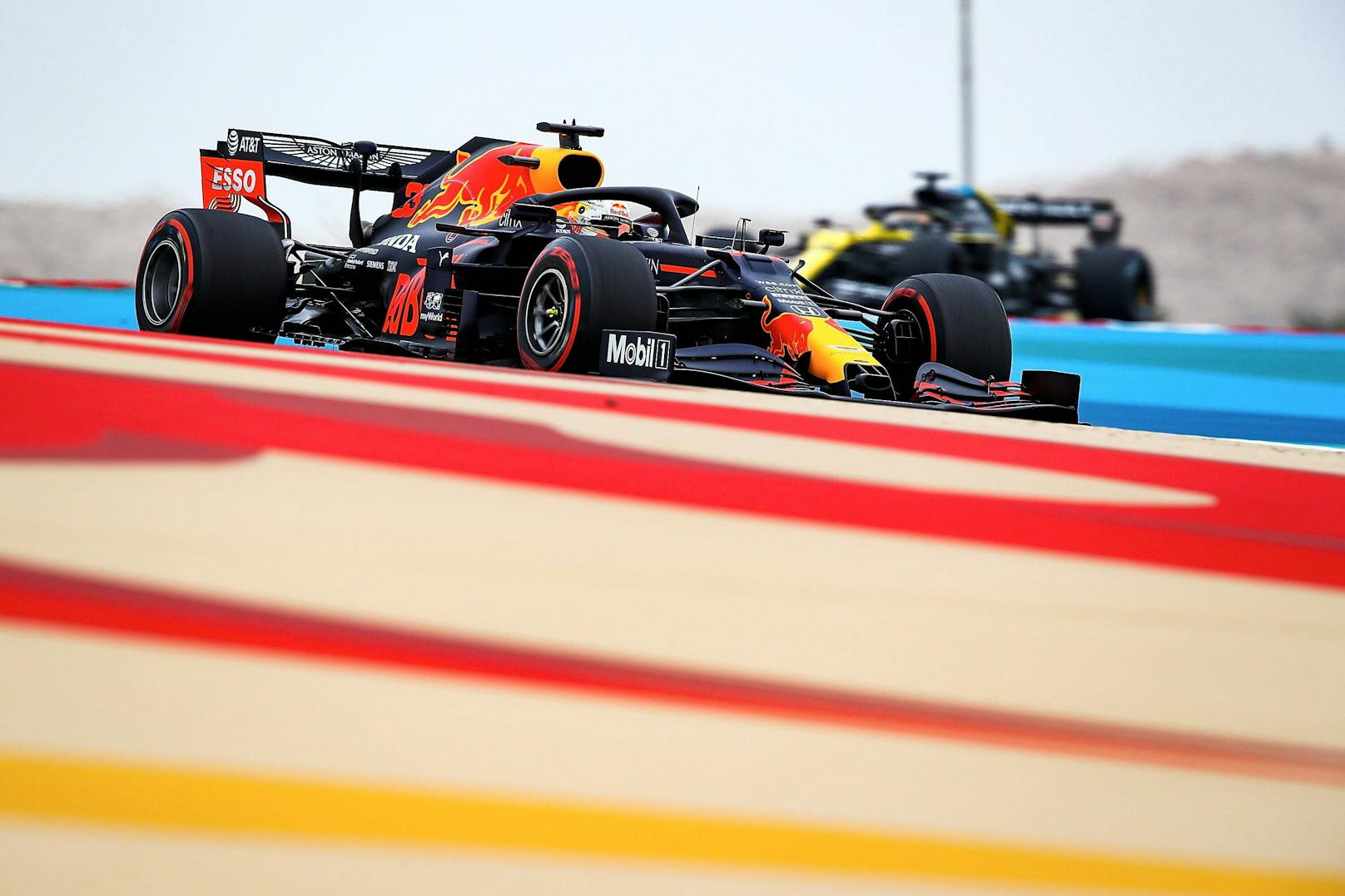 Max Verstappen zeigt in Bahrain auf. 