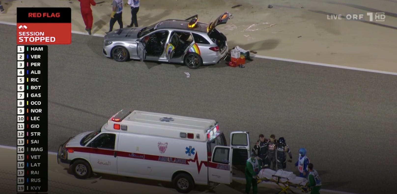 Grosjean auf dem Weg vom Medical Car zum Rettungswagen.