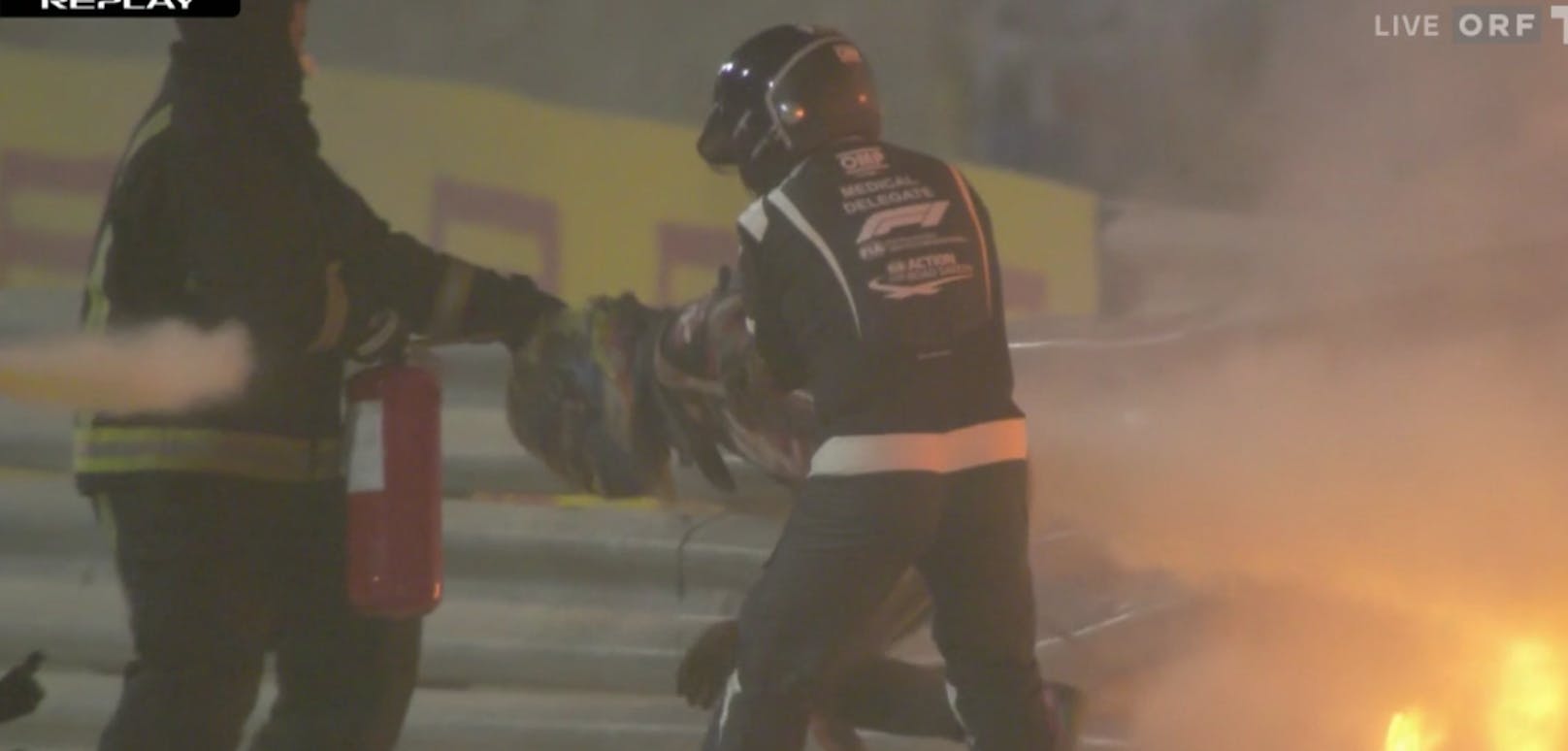 Romain Grosjean springt aus dem brennenden Wrack und wird mit einem Feuerlöscher besprüht.
