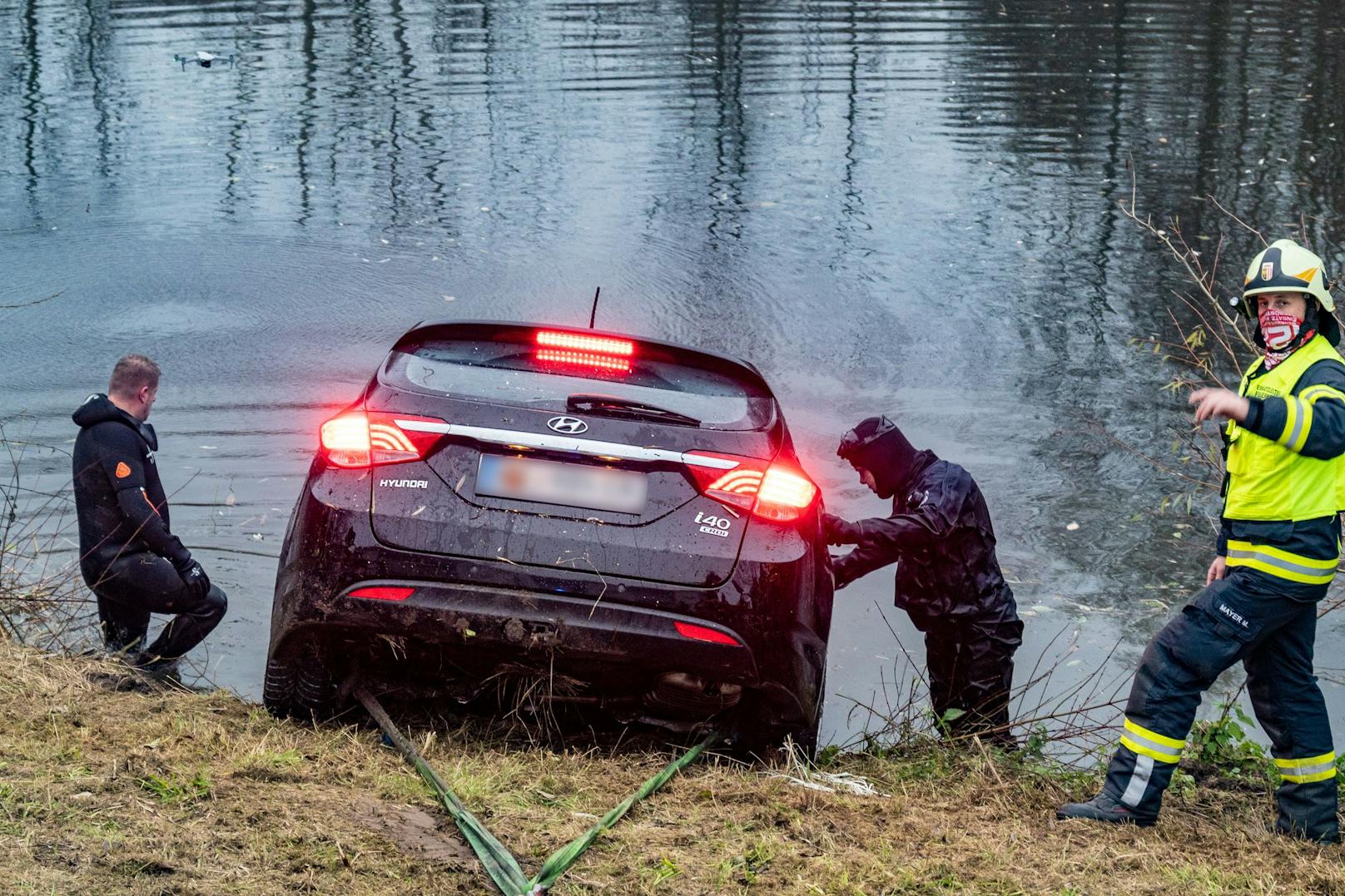 Verletzt wurde niemand, der Wagen wurde aber schwer beschädigt.