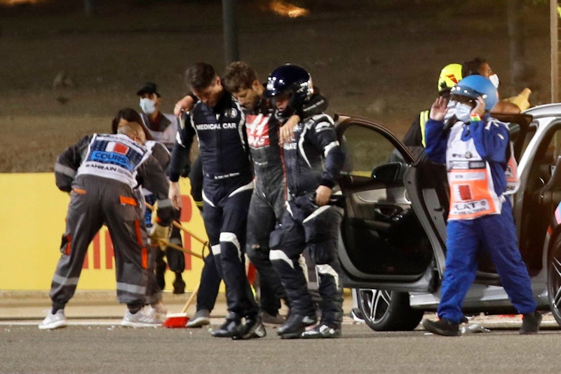 Die Ersthelfer begleiten Grosjean zum Rettungswagen.
