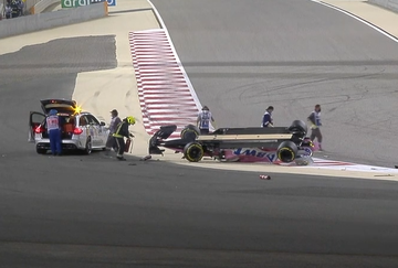 Lance Stoll wird ausgehebelt und hängt Kopf über in seinem Wrack.