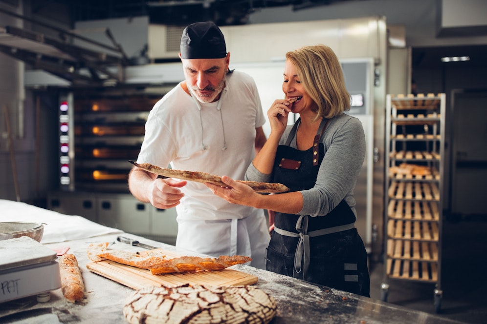 Bernd Schlacher, der Gründer des „Motto“ und Betreiber des „Motto Catering“ und „Motto am Fluss“ eröffnet gemeinsam mit Brotexpertin und Brotbackschulbetreiberin Barbara van Melle sowie dem internationalen Star-Bäcker Claudio Perrando eine Bäckerei in der Mariahilfer Straße 71 A.