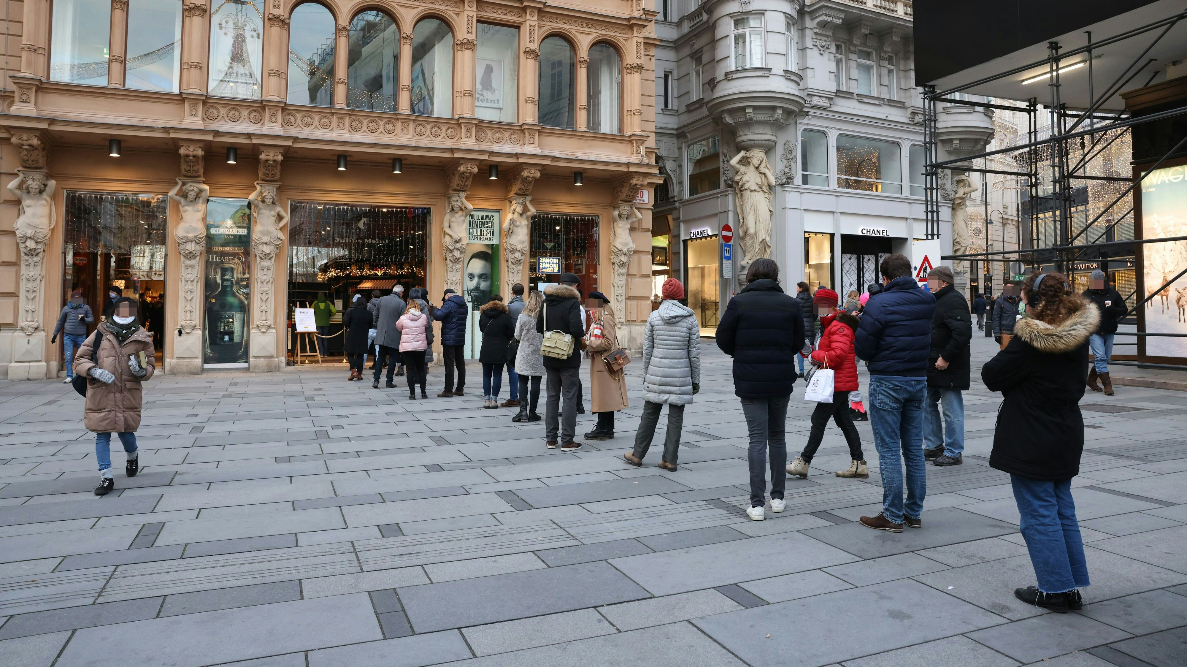 Großer Andrang beim Punschstand am Graben