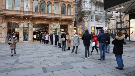 Großer Andrang beim Punschstand am Graben