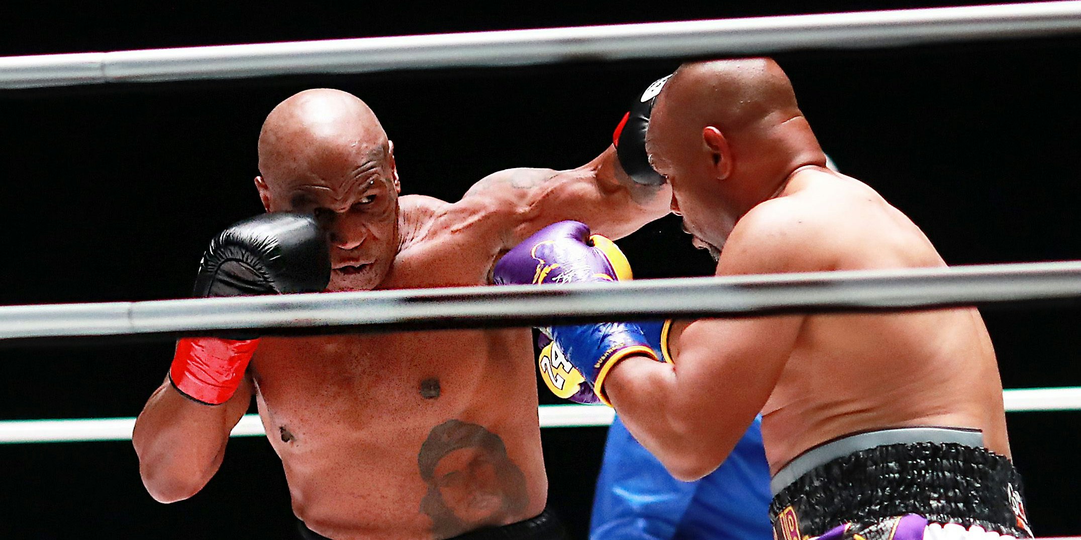 Mike Tyson (l.) im Showkampf gegen  Roy Jones Jr.