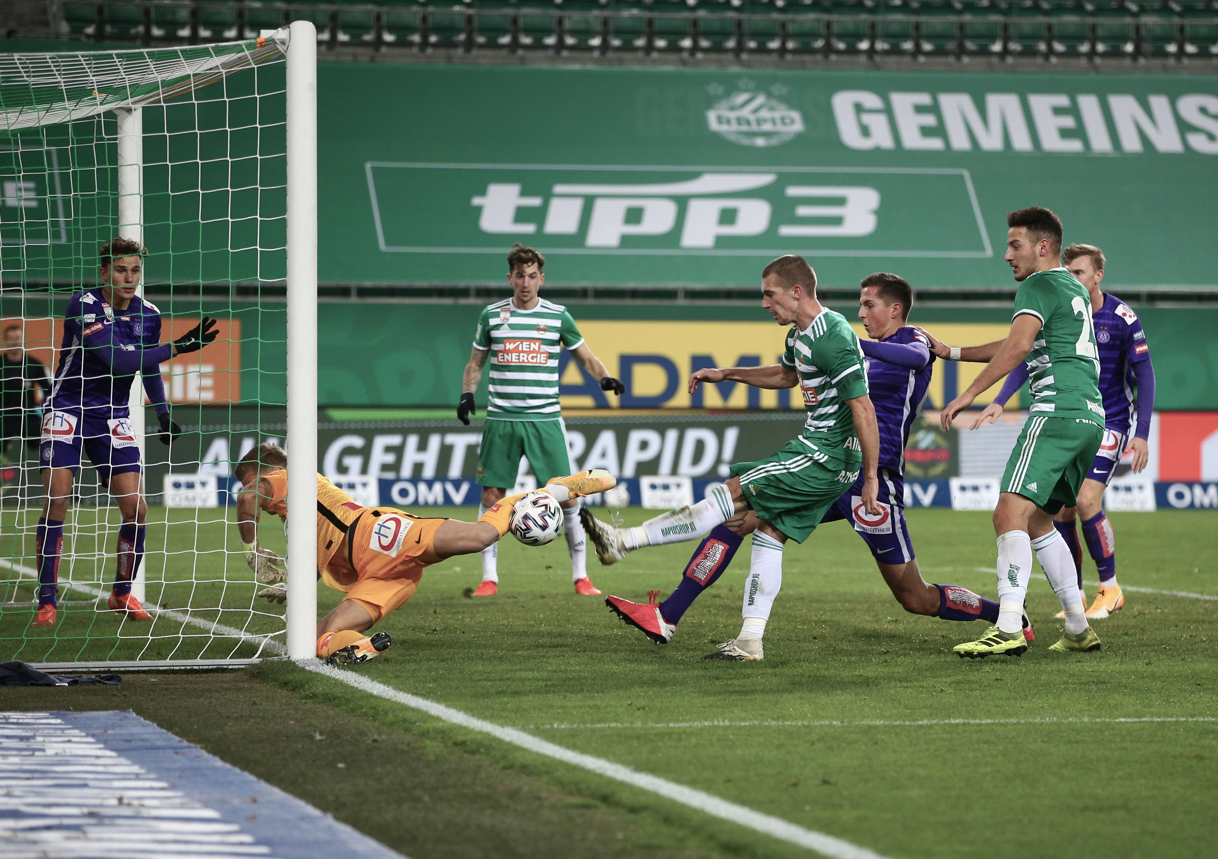Patrick Pentz rettet mit dem Schienbein gegen Srdjan Grahovac.