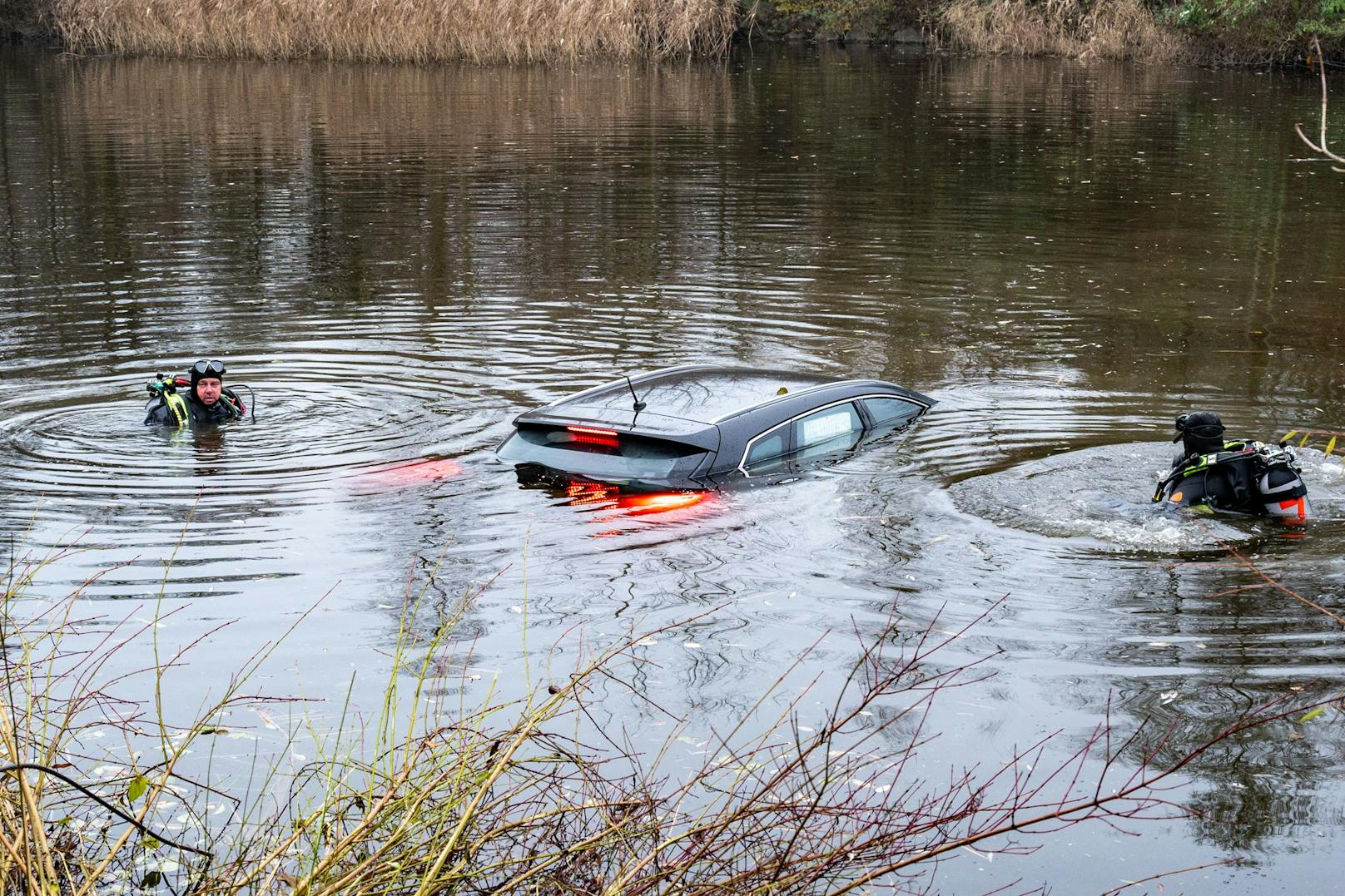 Der Wagen rollte in einen Teich und versank im Wasser.