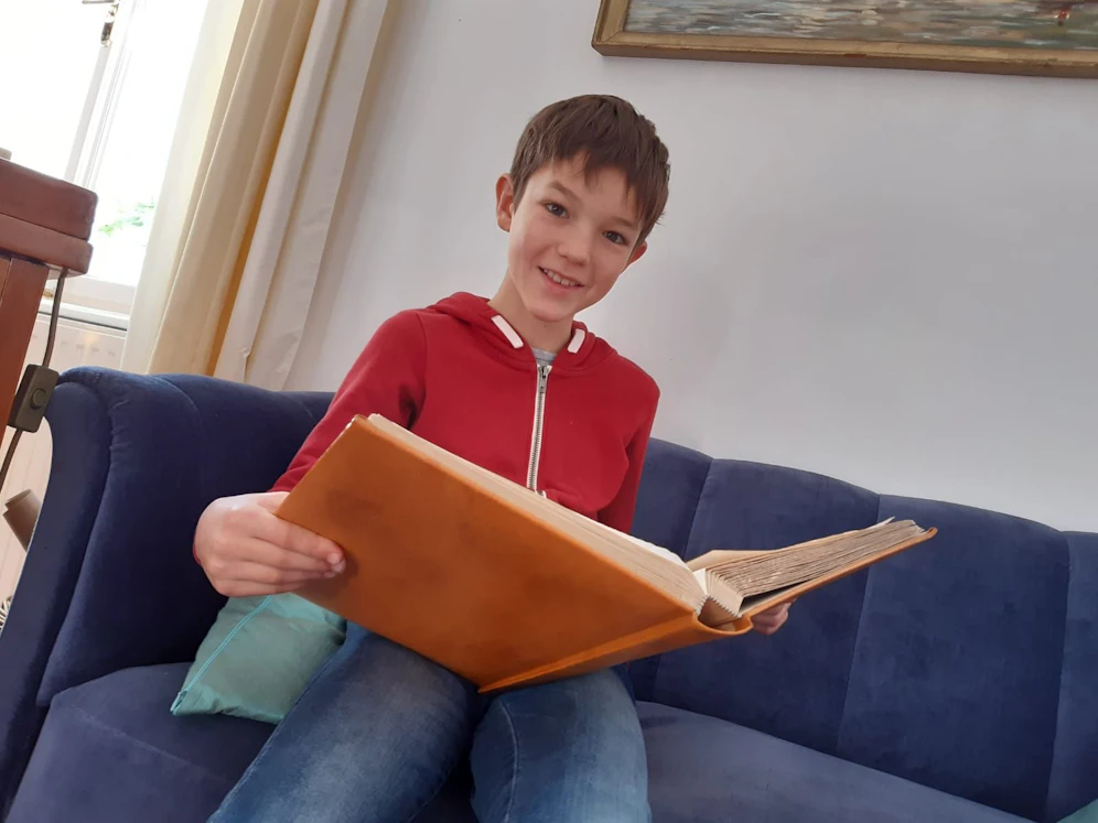 Kinder wie Joachim Köck lesen ihre selbst verfassten Geschichten vor.