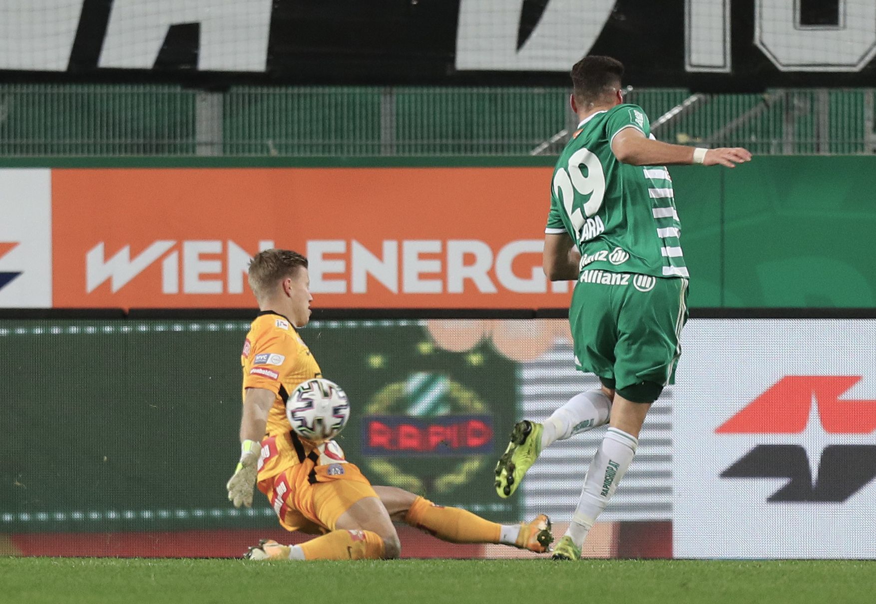 Patrick Pentz war gegen Rapid der überragende Mann.