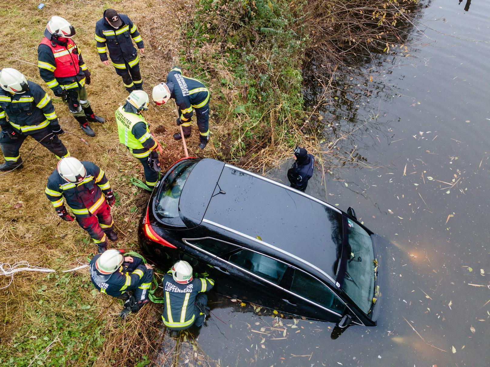 Zahlreiche Feuerwehrmänner waren an der Bergung beteiligt.