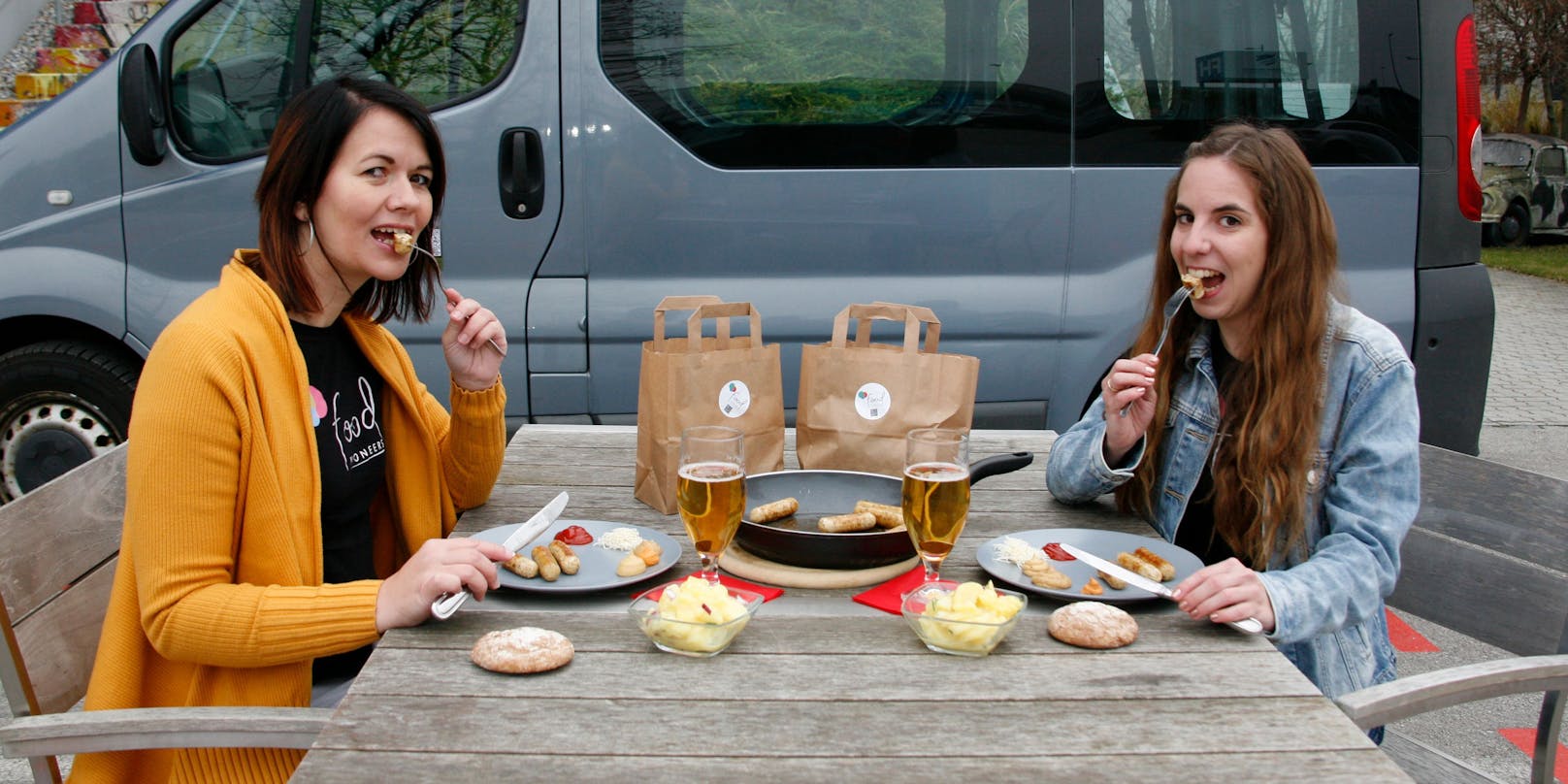 Kathrin Heim (li.) und&nbsp;Roswitha Enzelberger beim Essen