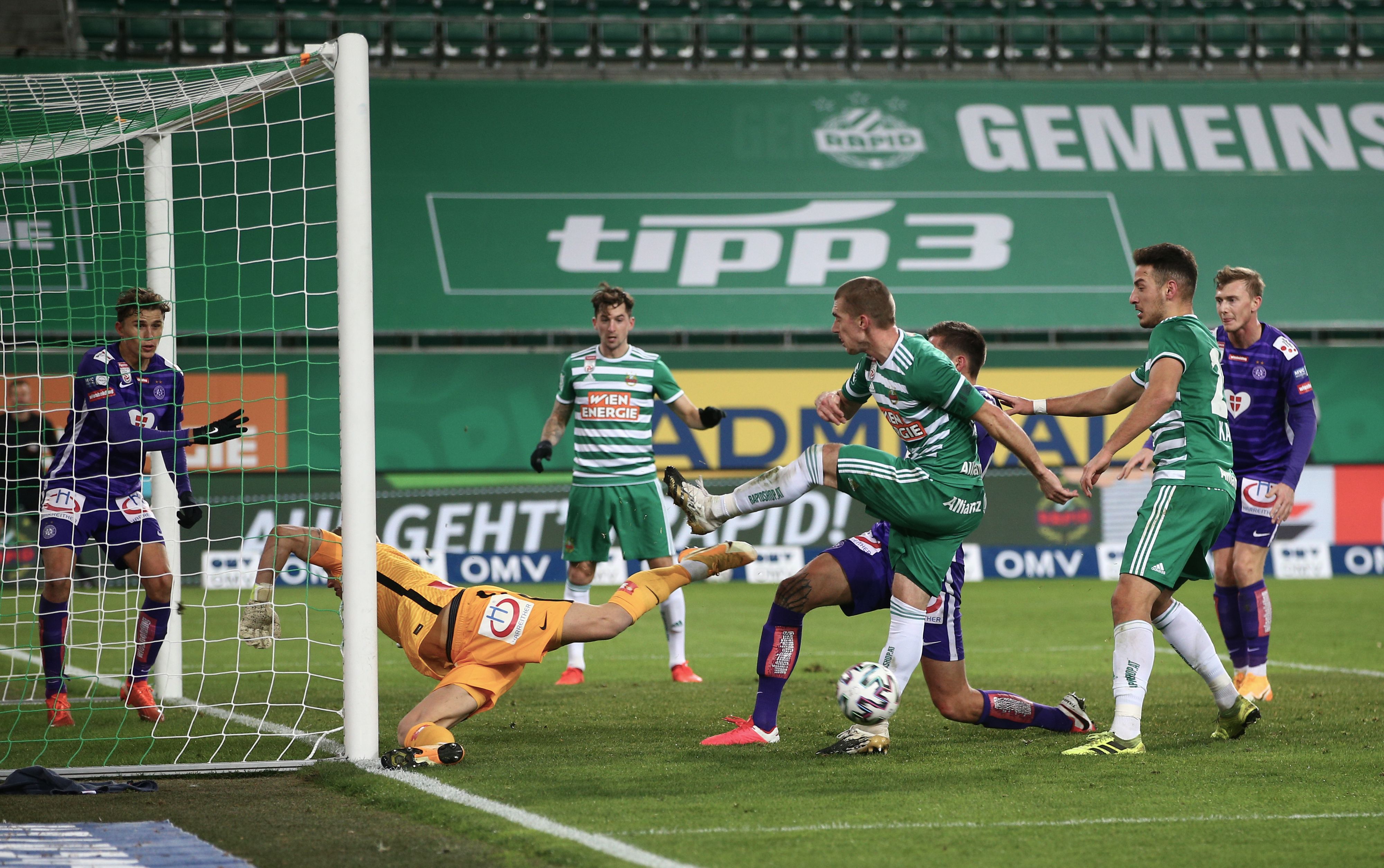 Patrick Pentz hält für die Austria im Derby den Punkt fest. Hier mit vollem Einsatz mit dem Schienbein.