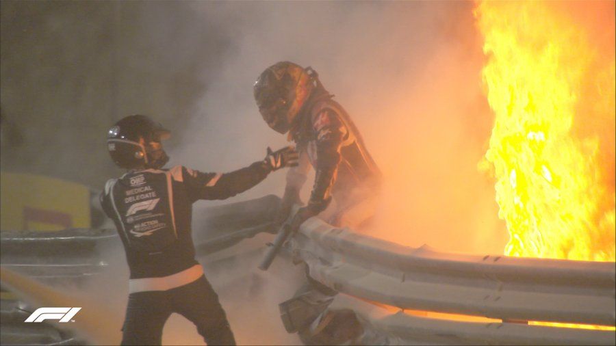 Romain Grosjean steigt aus dem brennenden Haas.