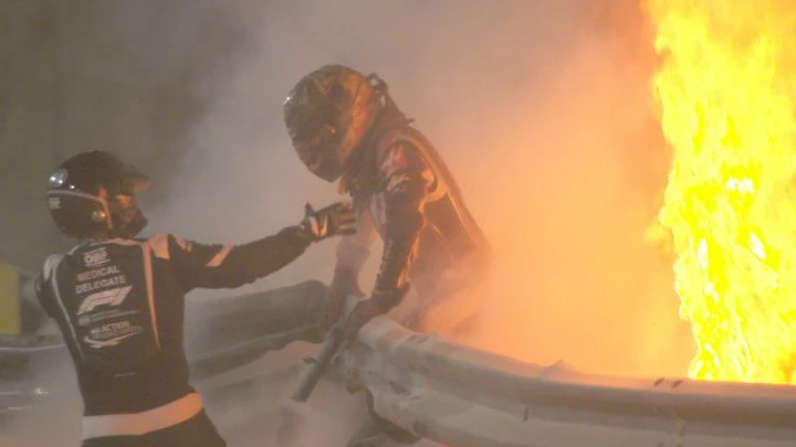 Romain Grosjean steigt aus dem brennenden Haas.
