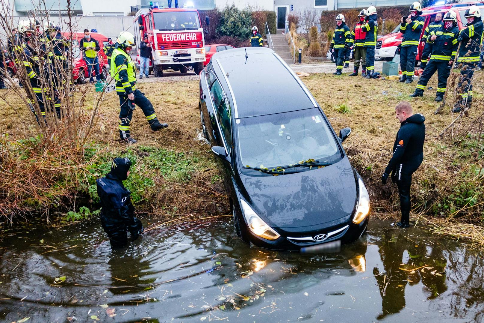 Mittels einer Seilwinde wurde das Auto schließlich aus dem Wasser gezogen.