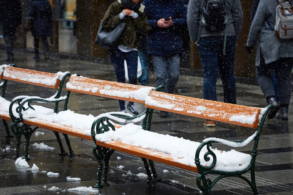 Touristen in der verschneiten Innenstadt. Archivbild
