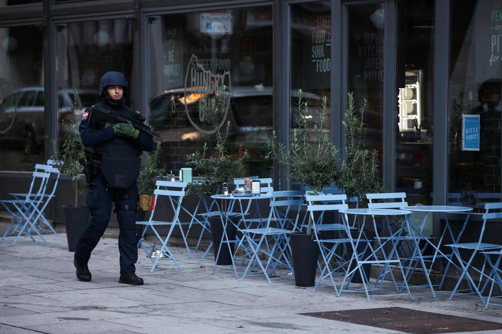 Schwer bewaffnete Polizeieinheiten patrouillieren in der City.