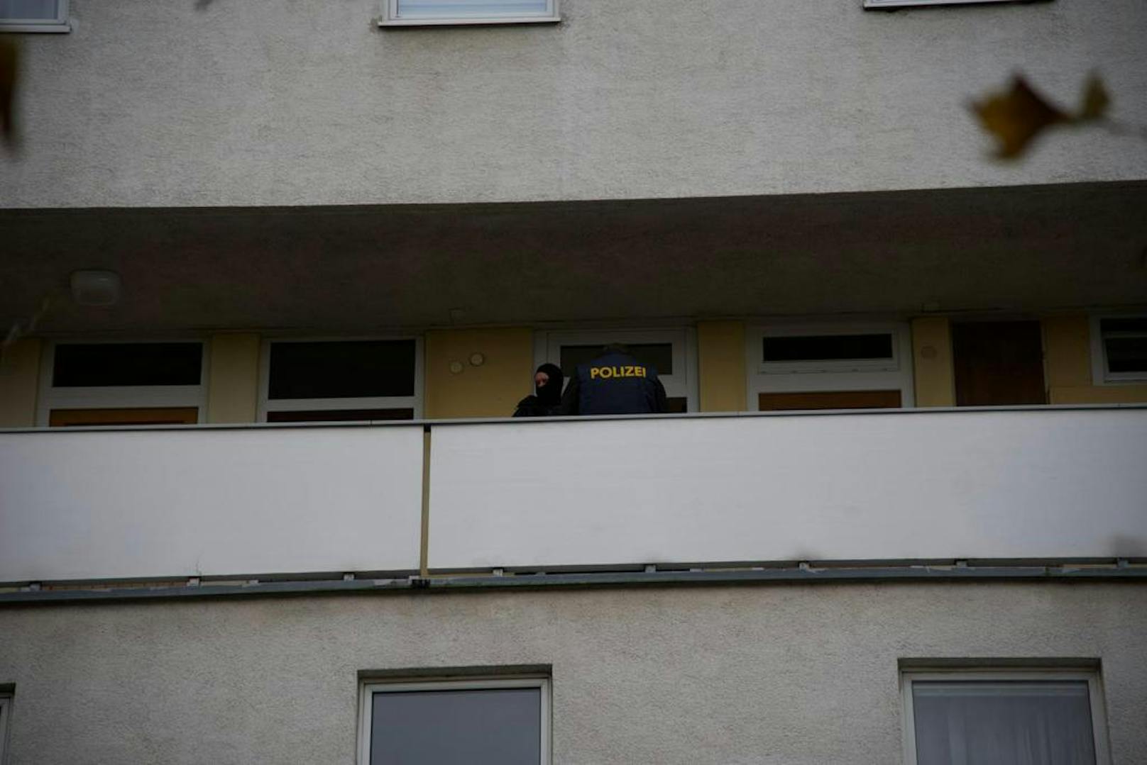 Spezialeinheit am Balkon in Probst-Führer-Straße