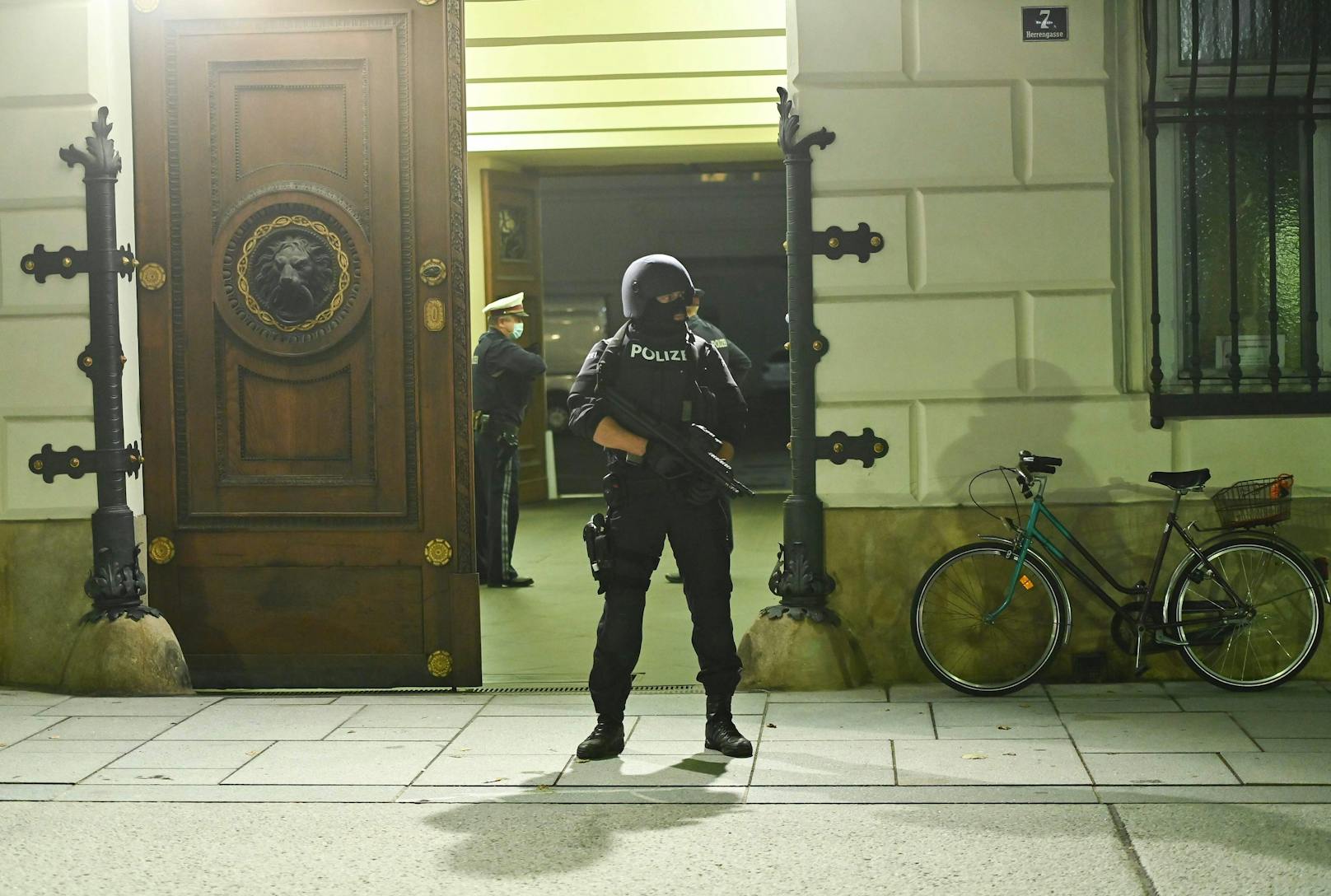 Schwer bewaffnete Spezialeinheiten von Polizei und Bundesheer bewachen nun wichtige Gebäude in der Bundeshauptstadt.