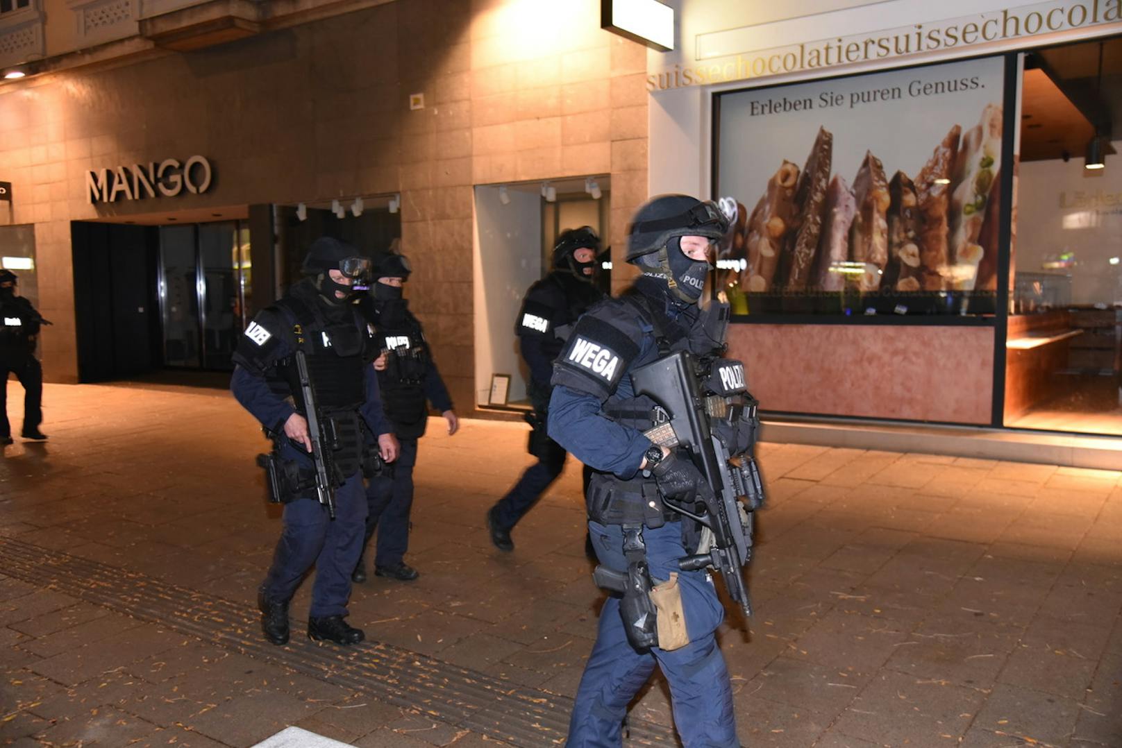 Schwer bewaffnete Polizisten im Einsatz nach dem Terroranschlag in Wien