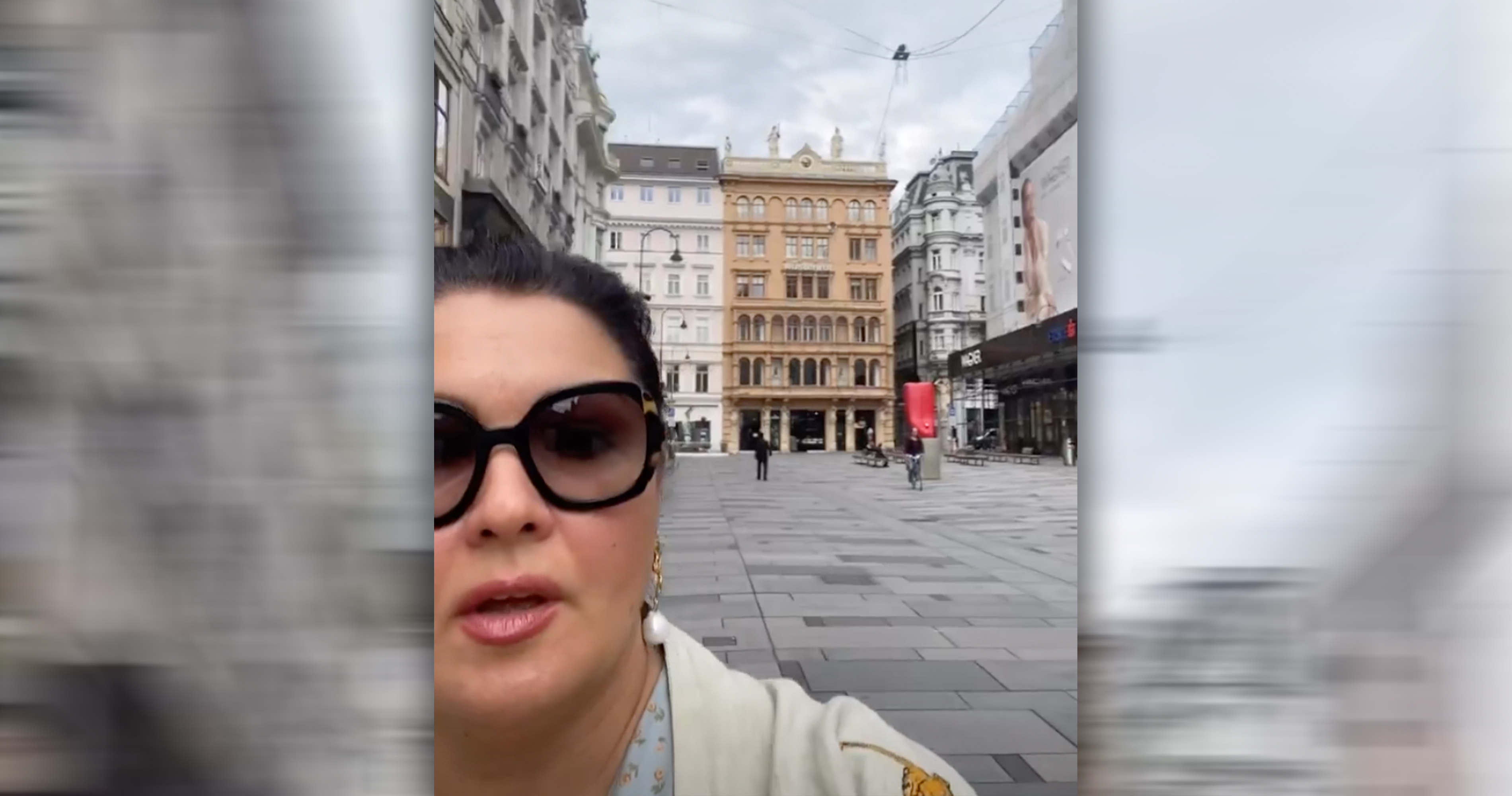 Anna Netrebko in der Innenstadt.