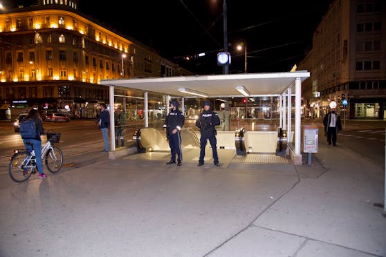 Schwer bewaffnete Polizisten im Einsatz nach dem Terroranschlag in Wien