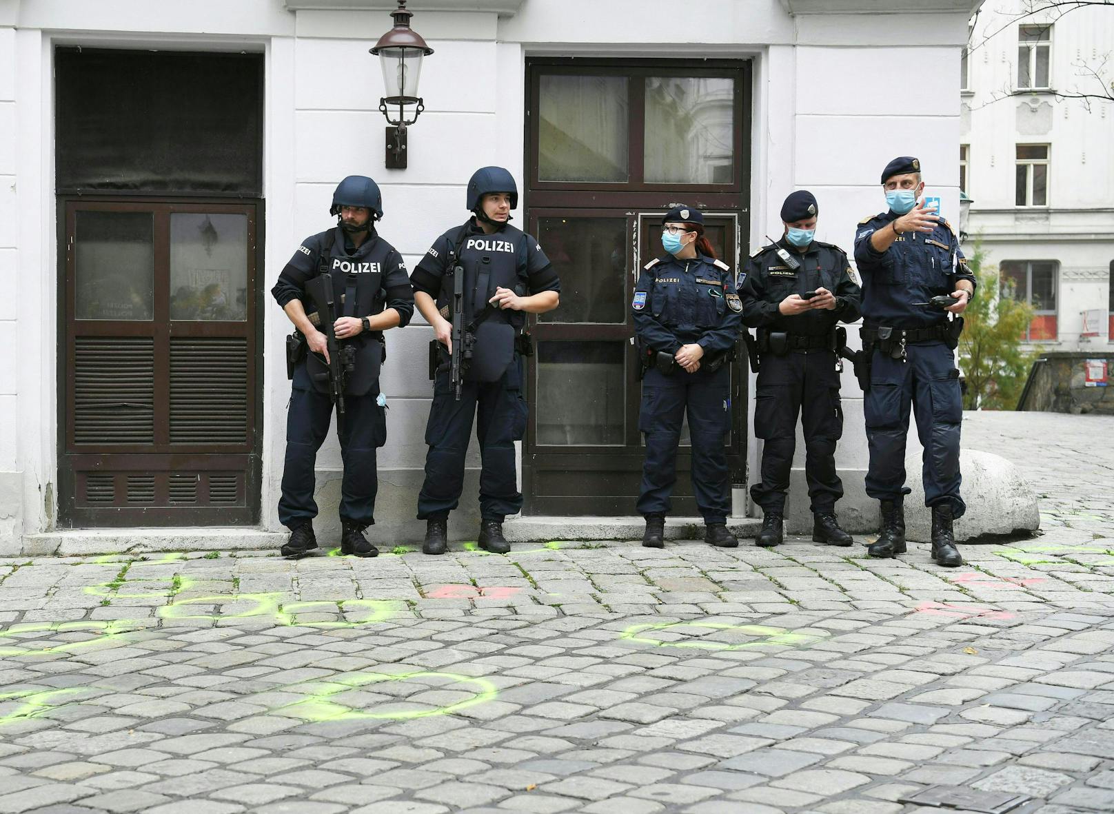 Polizisten hatten währenddessen an dem Tatort Aufstellung bezogen (3. November 2020).