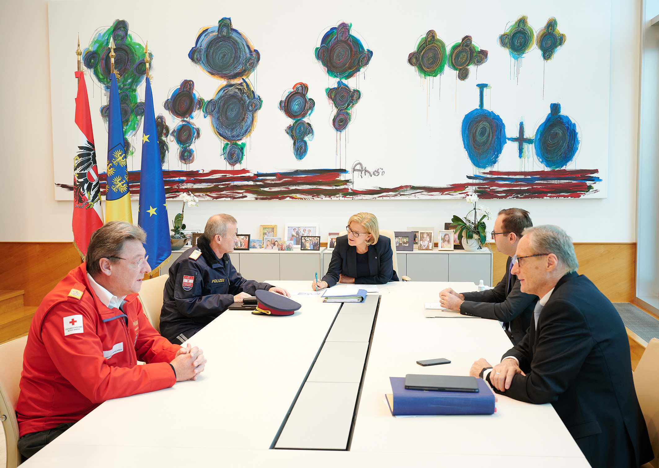 Die Lagebesprechung im Landhaus.