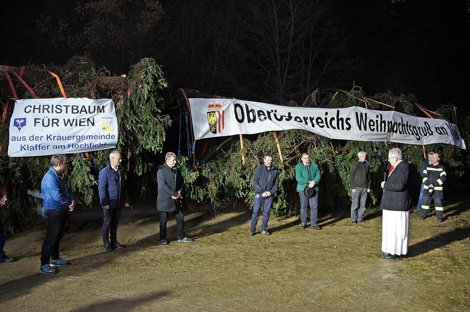 Christbaum für Wien wird mit Polizeischutz angeliefert