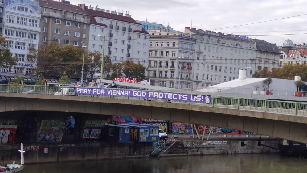 Banner gegen Terror auf der Taborbrücke