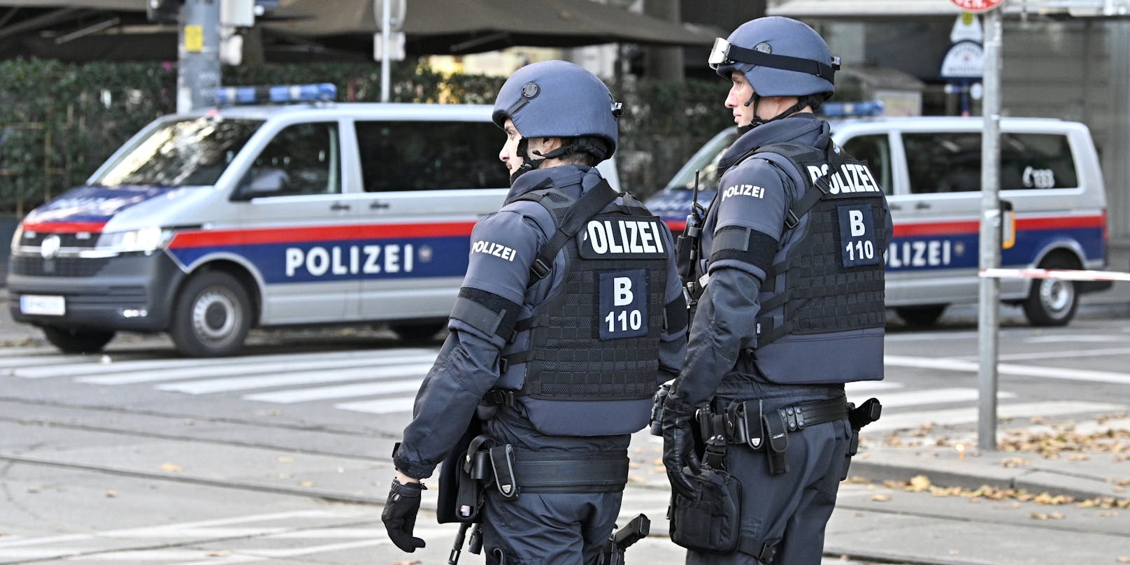 Die hohe Sicherheitsstufe in Wien bleibt aufrecht: Noch sind einige Fragen über den Täter und eventuelle Helfer offen.